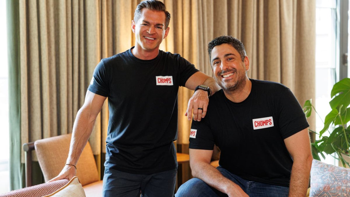 Two friends turned their side hustle into a full-time snack business—it could bring in $500 million in 2024 - Vimarsana News