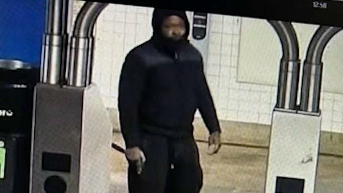 Man threatening customers with weapon at Queens subway station injures 1: Sources