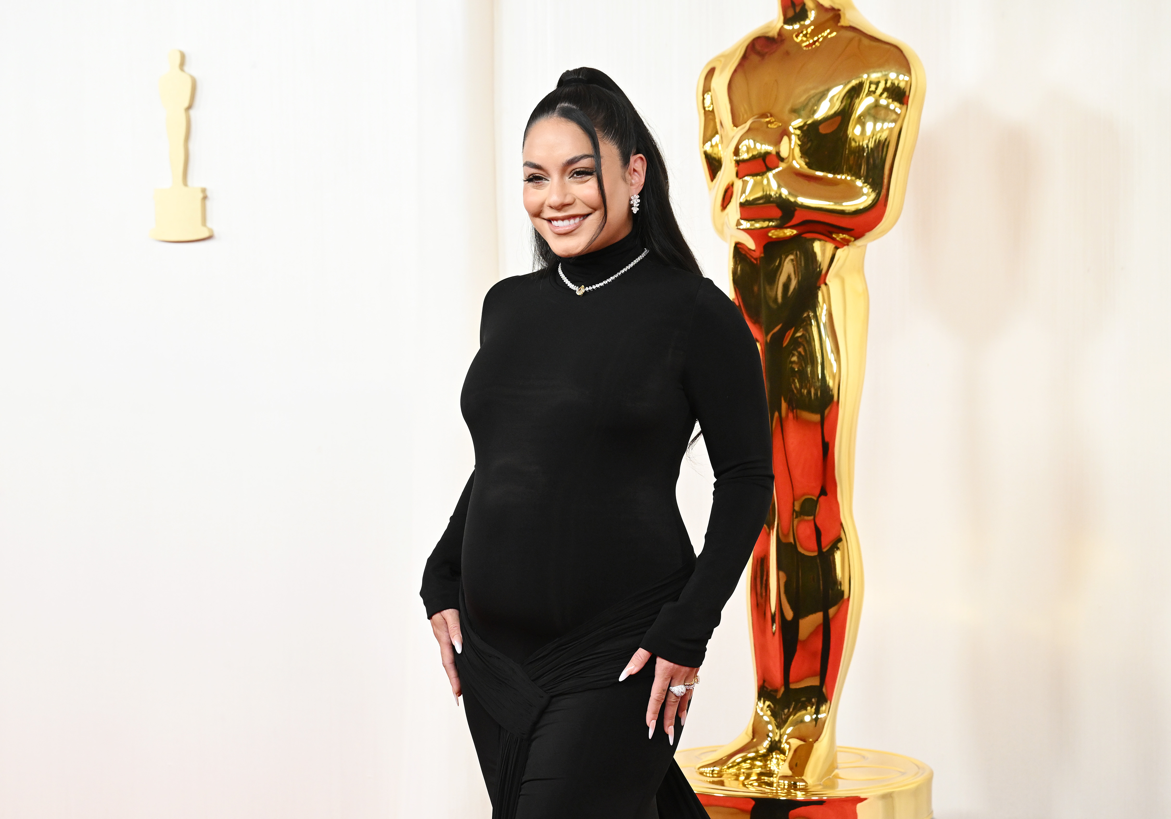 Vanessa Hudgens reveals on Oscars red carpet that she’s pregnant NBC