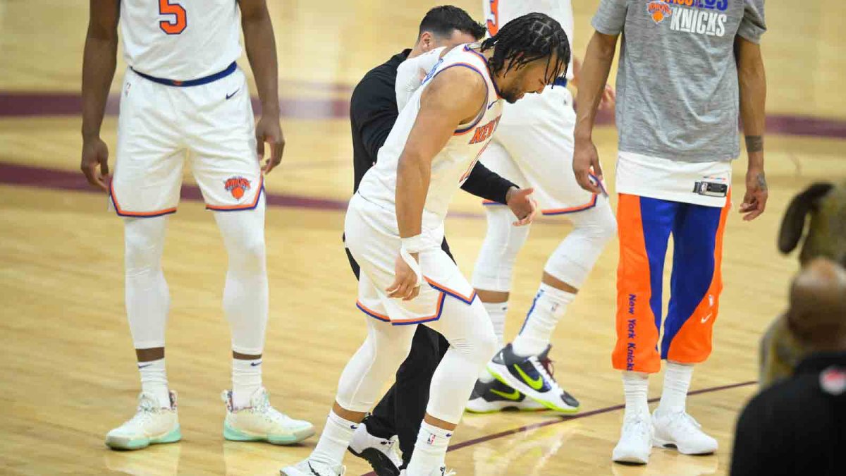 Knicks' Jalen Brunson exits Sunday's game with knee injury – NBC New York