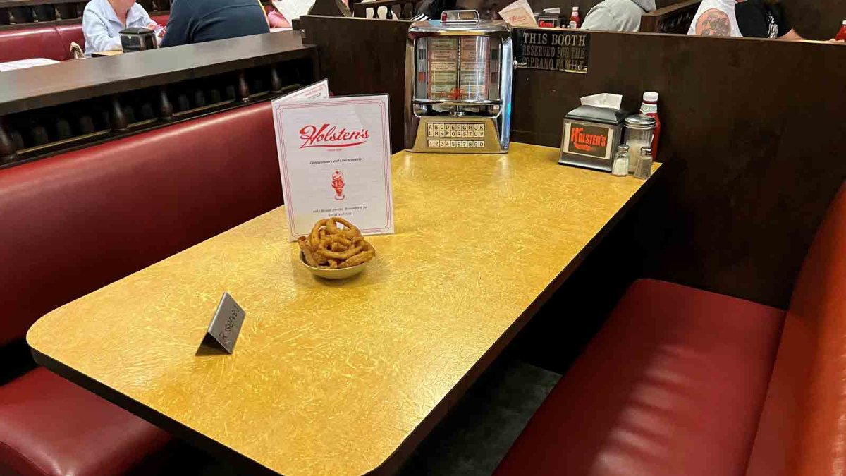 Iconic booth from final scene of ‘The Sopranos’ sold on eBay NBC New York