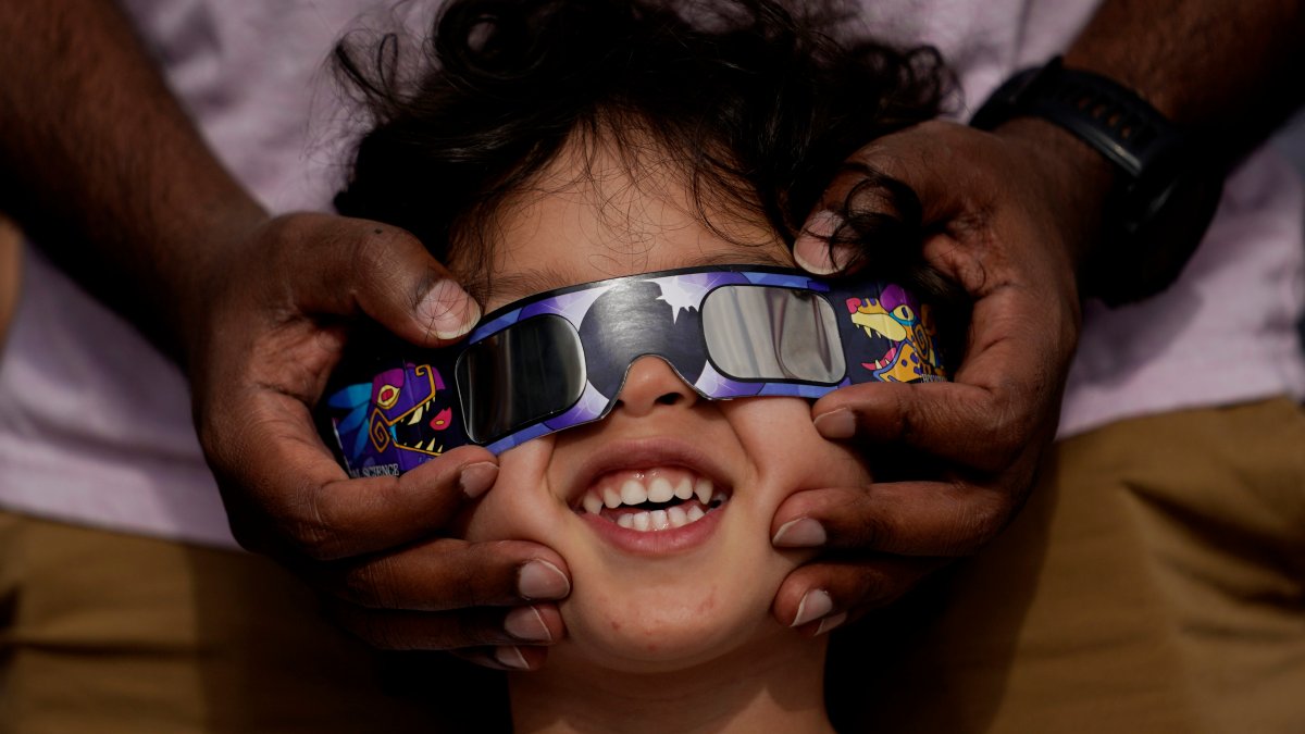 How to use apps to track, photograph the total solar eclipse – NBC New York - Vimarsana News