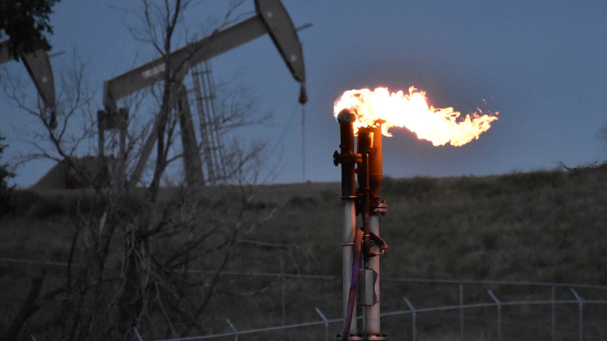 Heat-trapping carbon dioxide and methane levels in the air spiked to new record high – NBC New York - Vimarsana News