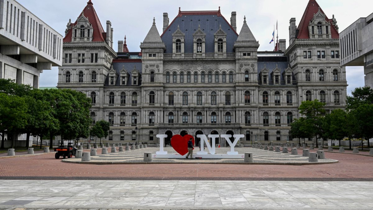 NY lawmakers pass $237B budget addressing housing construction and migrants