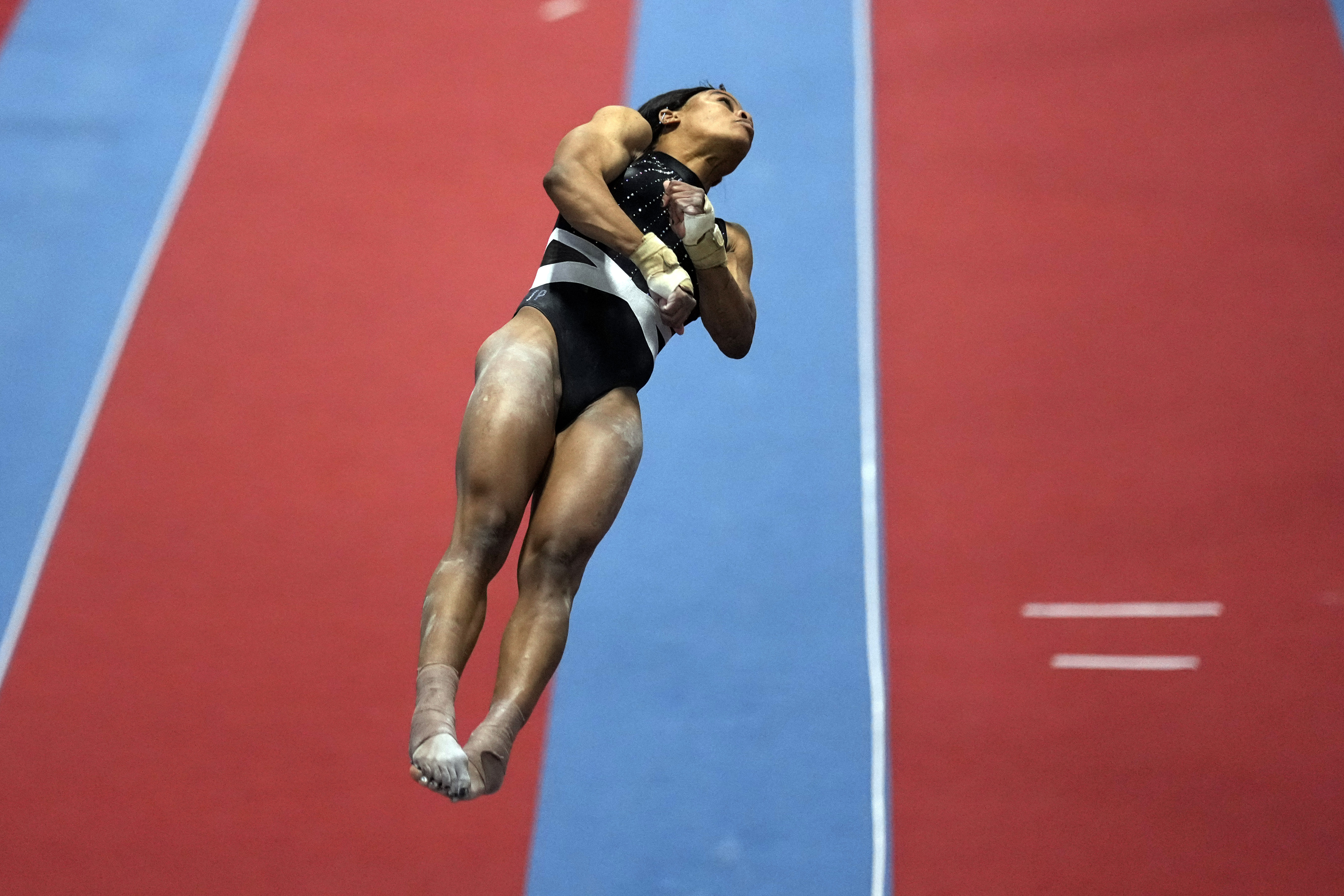 2012 Olympics champ Gabby Douglas competes after 8 years – NBC New York - Vimarsana News