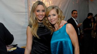 FILE - Amanda Bynes (L) and Jennie Garth at the 2007 American Music Awards on Nov. 18, 2007, in Los Angeles.