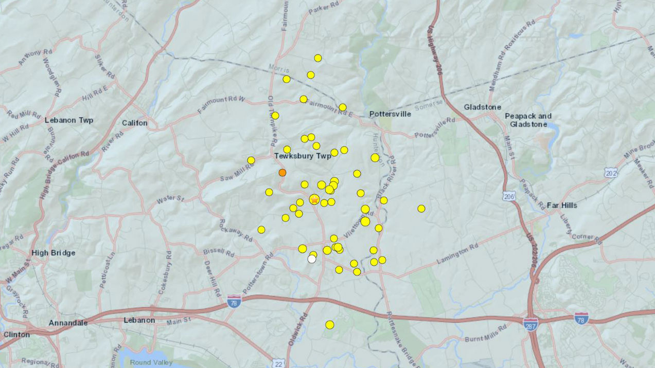 USGS map of aftershock forecast, showing yellow dots around the initial earthquake epicenter in Tewksbury, New Jersey.
