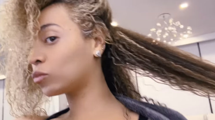 Beyoncé shares rare look at her natural hair with wash day routine ...