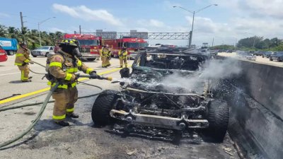 Mujer hospitalizada tras saltar de un jeep en llamas