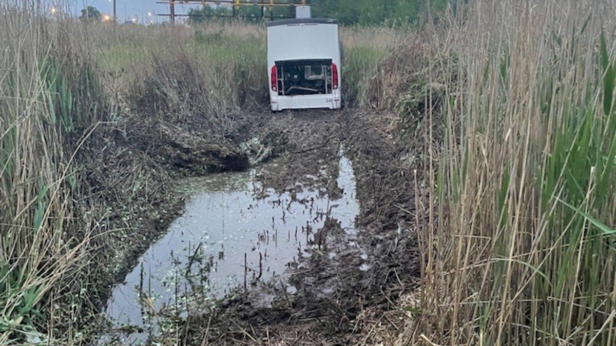 Charter bus heading from Boston to New York crashes off Interstate 91 in Connecticut - Vimarsana News