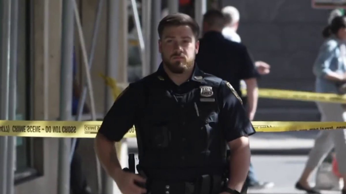 Security guard slashed by Hell’s Kitchen shoplifter – NBC New York