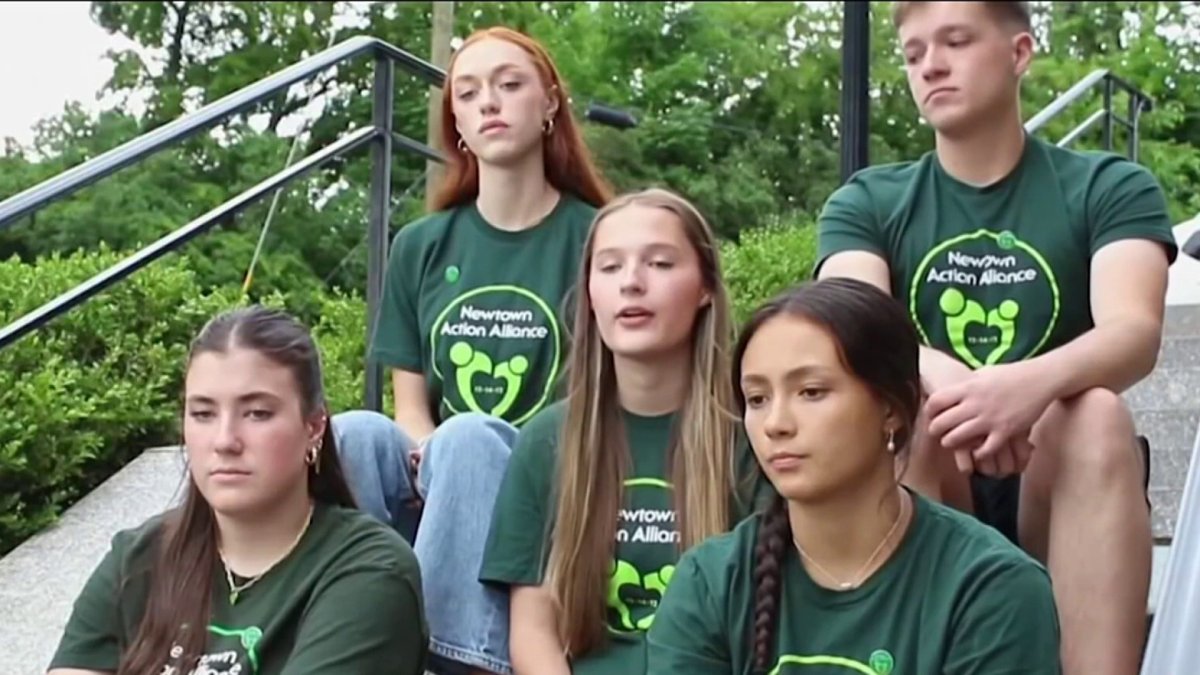 sandy-hook-survivors-graduate-from-high-school-in-newtown-nbc-new-york