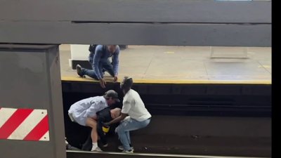 Video shows Good Samaritans rescue stranger who collapsed on Brooklyn subway tracks