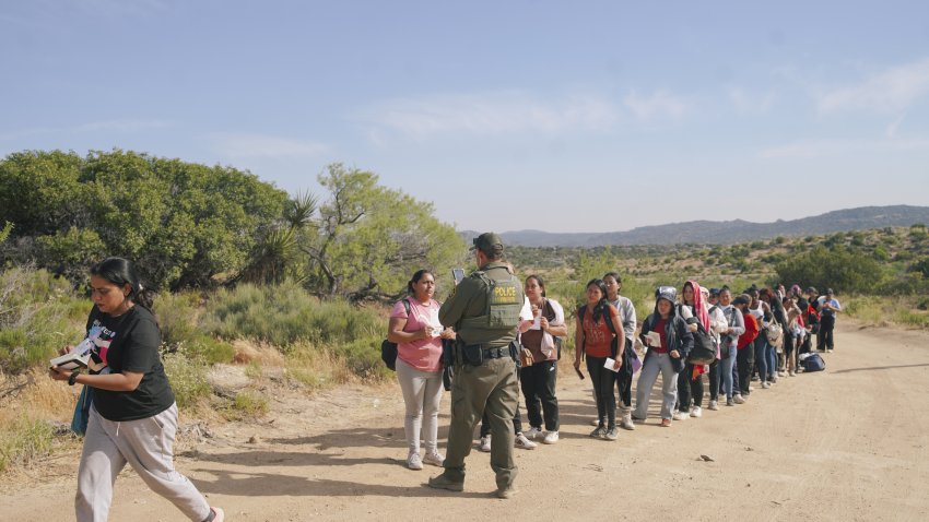 US Border Patrol police intervene with irregular migrants crosings the border