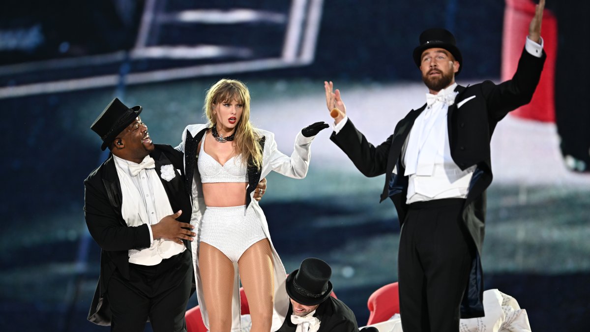 Travis Kelce has the best reaction to Taylor Swift’s cleavage in London bar – NBC New York