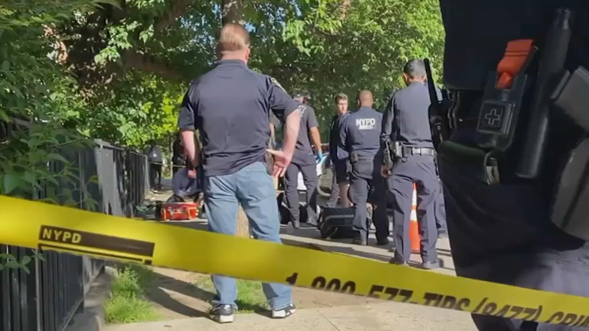 Cops shoot man with knife threatening people outside Manhattan precinct: NYPD
