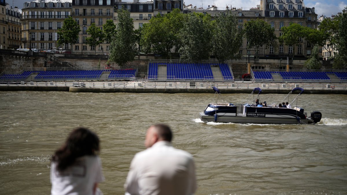 フランスのスポーツ大臣、パリ五輪を前にセーヌ川で泳ぐ – NBCニューヨーク
