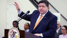 El gobernador de Illinois, JB Pritzker, habla con los medios el 25 de junio de 2024 en Chicago.