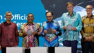 Zafrul Tengku Abdul Aziz, Malaysia’s international trade and industry minister, from left, Muhammad Sanusi Md Nor, chief minister of Kedah state, Anwar Ibrahim, Malaysia’s prime minister, Jochen Hanebeck, chief executive officer of Infineon Technologies AG, and Rutger Wijburg, chief operating officer of Infineon Technologies AG, during the opening of the company’s site of a new semiconductor complex in Kulim, Malaysia, on Thursday, Aug. 8, 2024. 