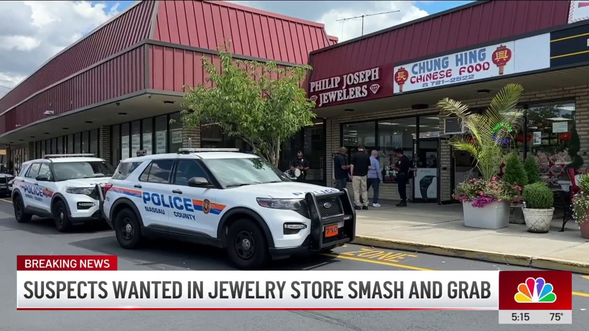 Suspects wanted in Long Island jewelry store smash and grab – NBC New York