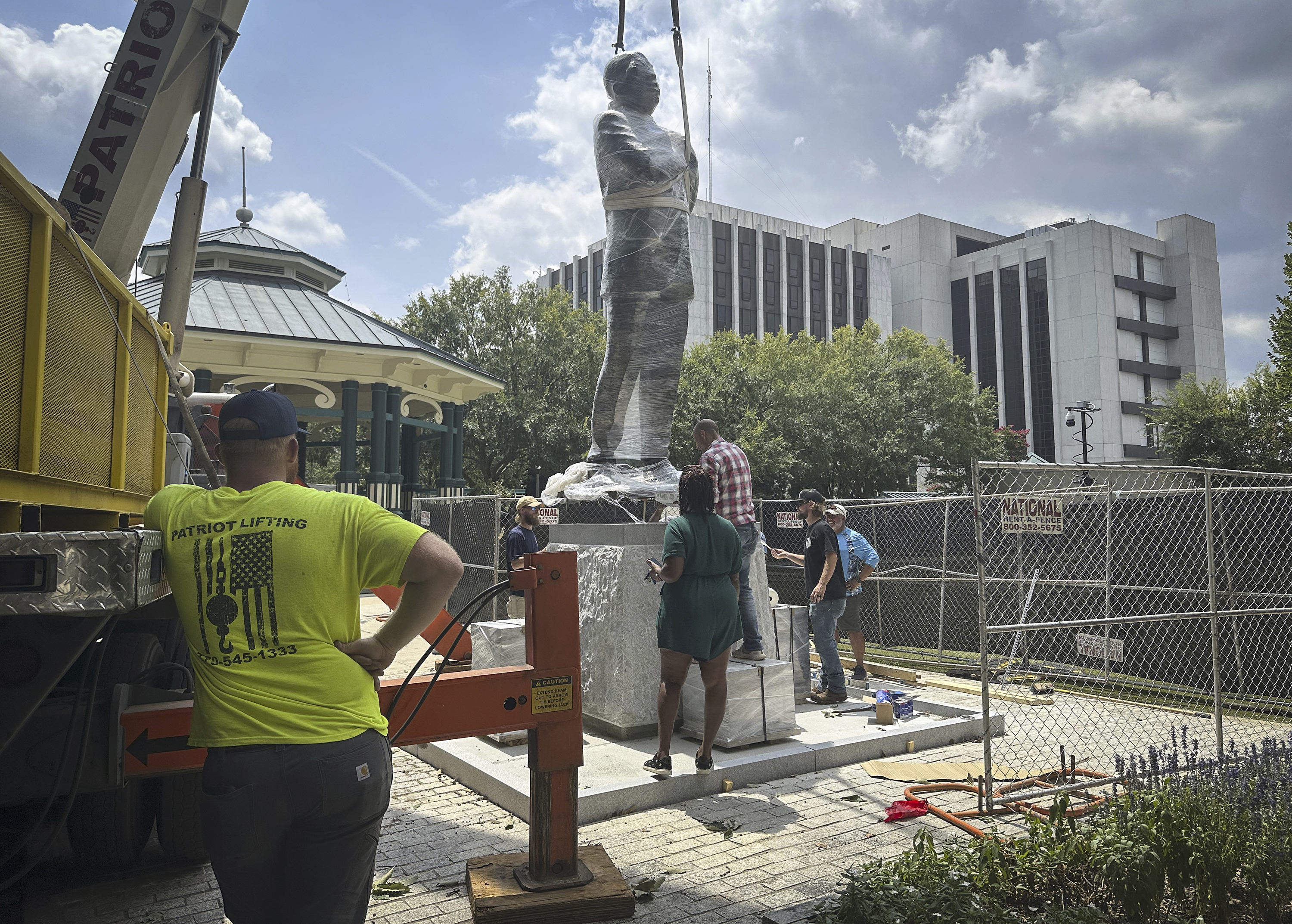 Bronze statue of John Lewis replaces Confederate monument NBC New York