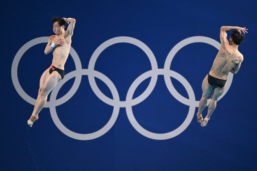 Long Daoyi and Wang Zongyuan compete in the men's synchronised 3m springboard diving final