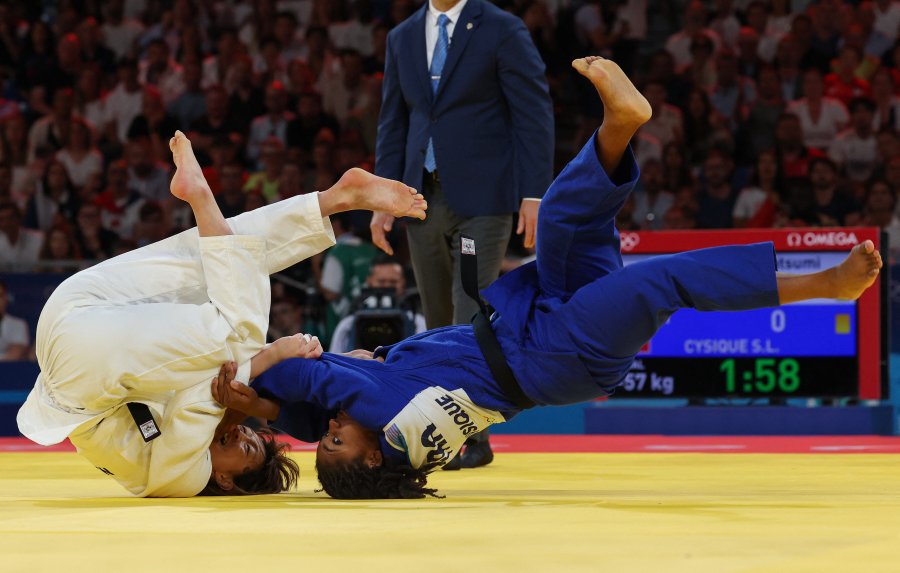 Japan's Natsumi Tsunoda and France's Sarah Leonie Cysique (Blue) compete