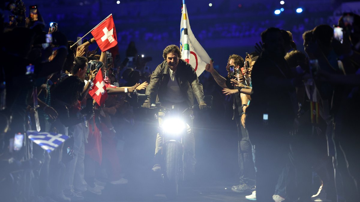 Tom Cruise presents the Olympic flag at the Los Angeles Games with a conspicuous skydive and motorcycle – NBC New York