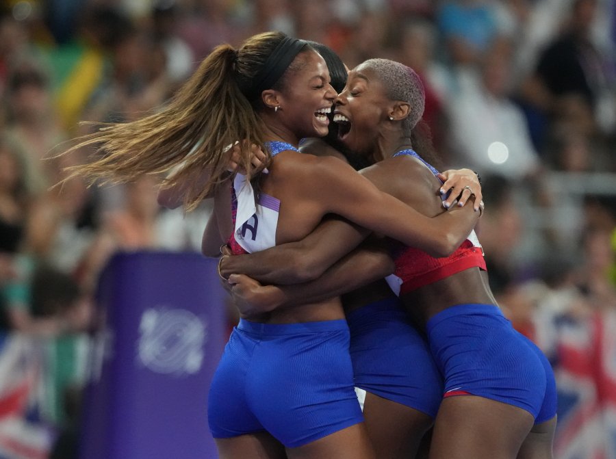 Alexis Holmes (USA) celebrates with Sydney McLaughlin-Levrone (USA), Shamier Little (USA) and Gabrielle Thomas (USA)