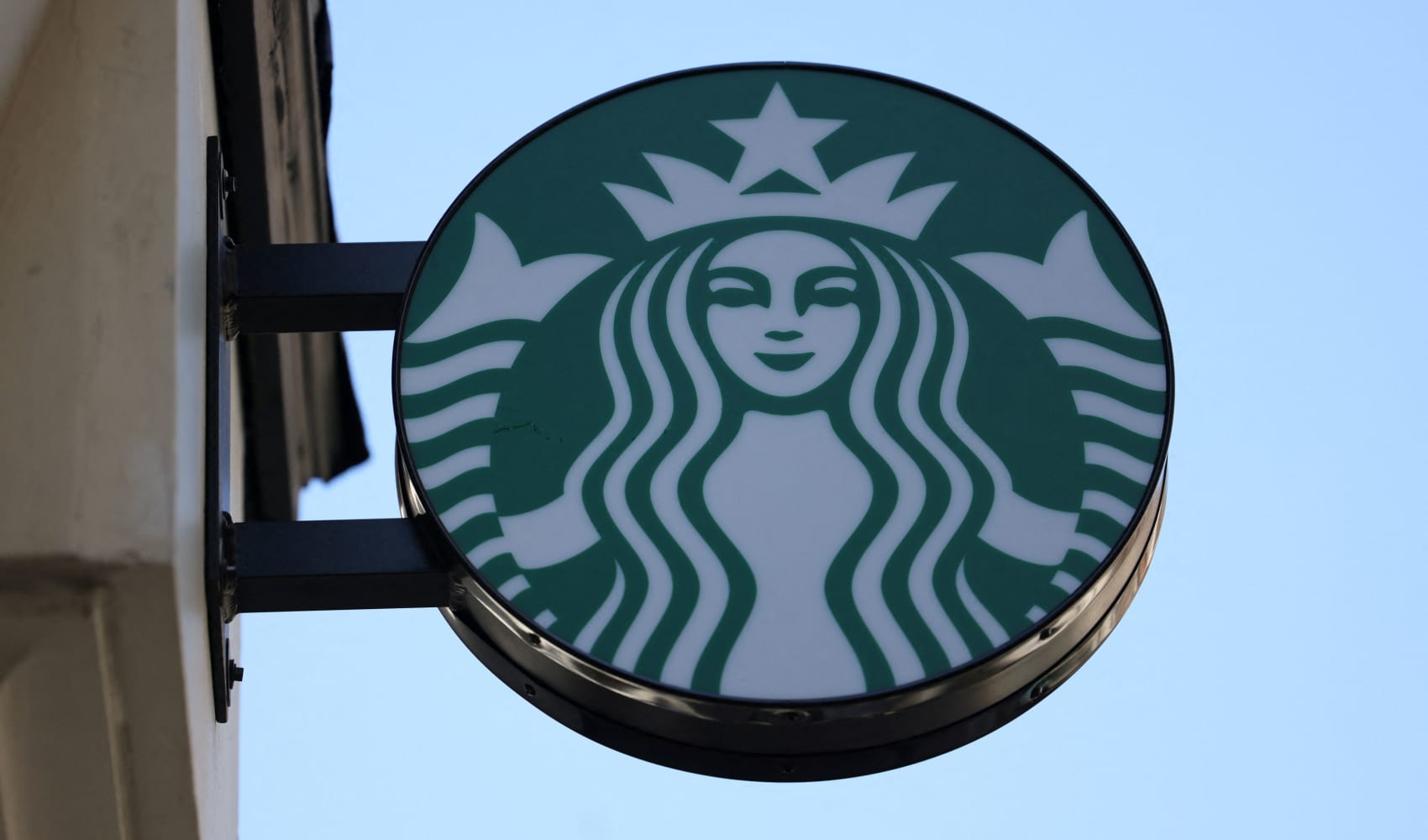 Jim Cramer explains why he's bullish on Starbucks