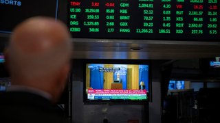 A television station broadcasts US Federal Reserve Chair Chair Jerome Powell speaking in Jackson Hole, Wyoming, on the floor of the New York Stock Exchange (NYSE) in New York on August 23, 2024. 