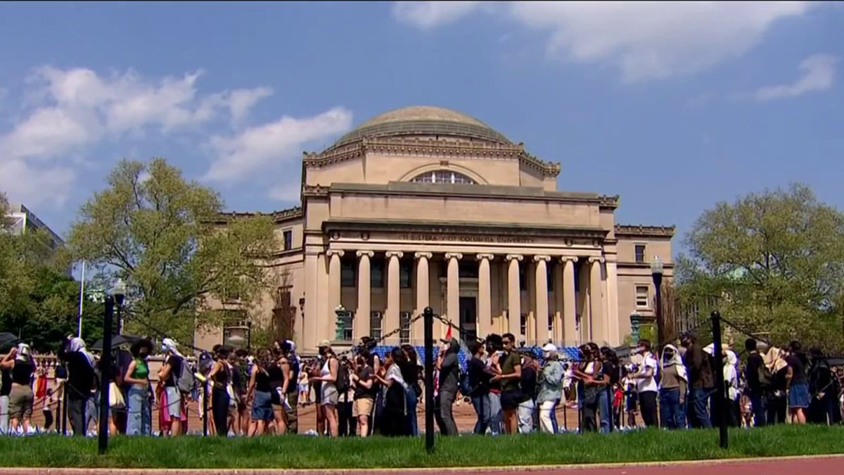 Protesters picket at Columbia on first day of class, demanding divestment from Israel