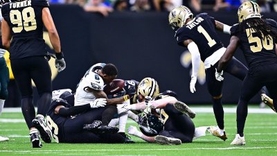 Eagles' DeVonta Smith exits with concussion after helmet-to-helmet hit