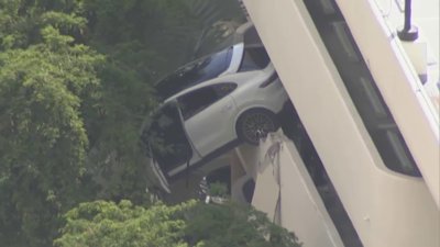 Video shows Porsche SUV dangling from parking garage in Coral Gables