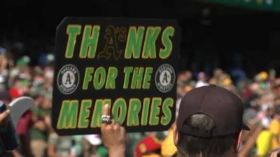 A's fans pack the Oakland Coliseum one final time