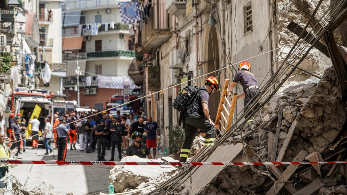 Naples building collapse 2 young siblings, mother & grandmother killed