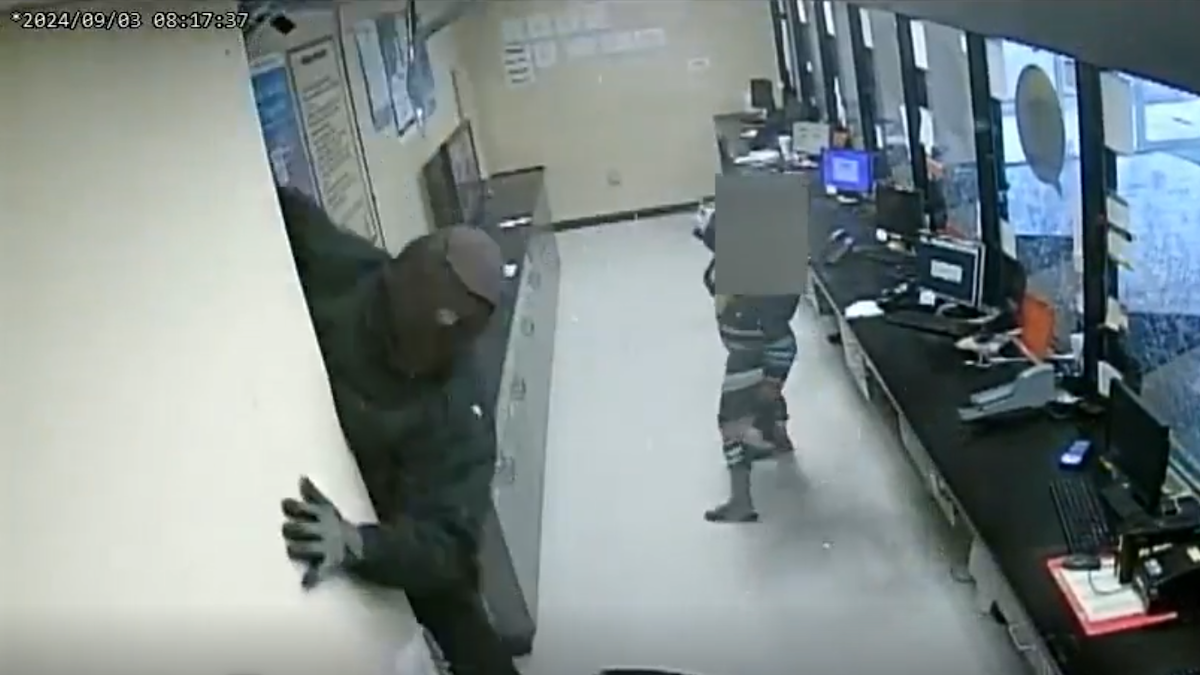 Video shows robbers in Atlanta falling through ceiling of cash-checking ...