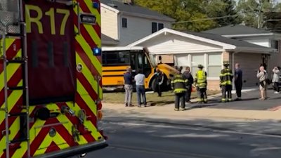 Un autobús escolar se estrella contra una casa en un suburbio de Chicago