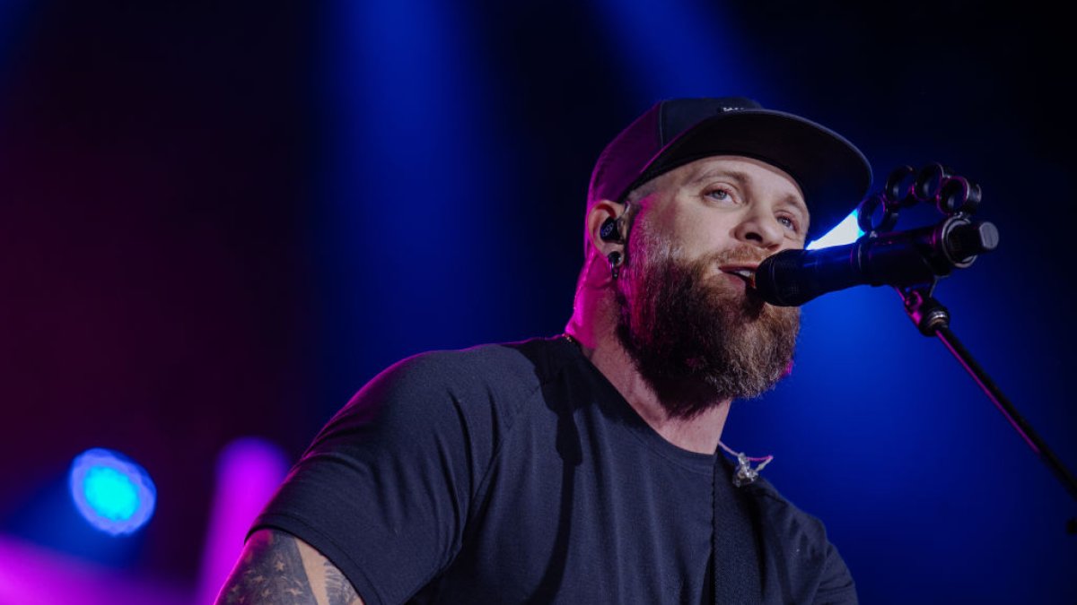 Country singer Brantley Gilbert pauses concert to help wife give birth
