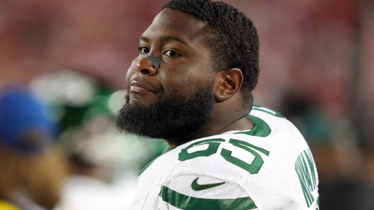 Jets lineman Xavier Newman suffers neck injury, carted off the field in scary moments during game against the Steelers