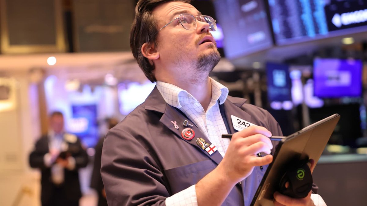 Dow jumps nearly 200 points to record in short session, S&P 500 posts