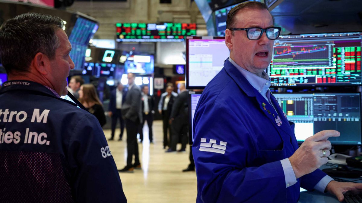 Dow closes down 400 points as Wall Street limps into year-end – NBC New ...