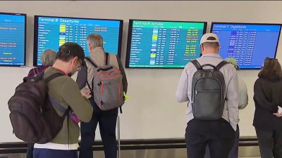 Travelers deal with delays at Newark Airport ahead of peak Thanksgiving rush