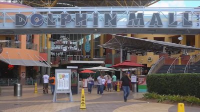 ‘Always a big hit': Bass Pro Shops offers free photos with Santa on Black Friday at Dolphin Mall