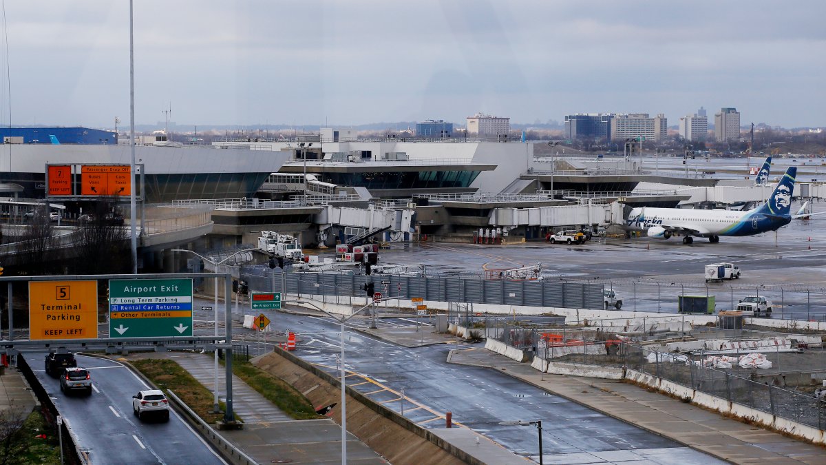 Wintry weather causes NYC-area flight delays: What to know