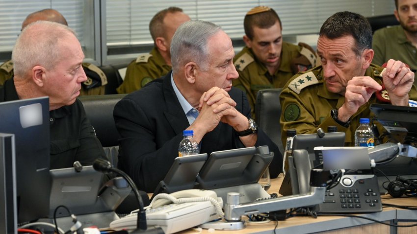 JERUSALEM – JULY 20: (—-EDITORIAL USE ONLY  MANDATORY CREDIT – ‘ISRAEL PRIME MINISTER’S OFFICE / HANDOUT’ – NO MARKETING NO ADVERTISING CAMPAIGNS – DISTRIBUTED AS A SERVICE TO CLIENTS—-) Israeli Prime Minister Benjamin Netanyahu (C), Chief of the General Staff of the Israel Defense Forces Herzi Halevi (R), and Israeli Defense Minister Yoav Gallant (L) follow the attack by Israeli warplanes Hudaydah Port in Yemen, controlled by the Iran-backed Houthis on the Red Sea coast, from the operations center in Jerusalem on July 20, 2024. (Photo by Israeli Prime Minister’s Office / Handout /Anadolu via Getty Images)