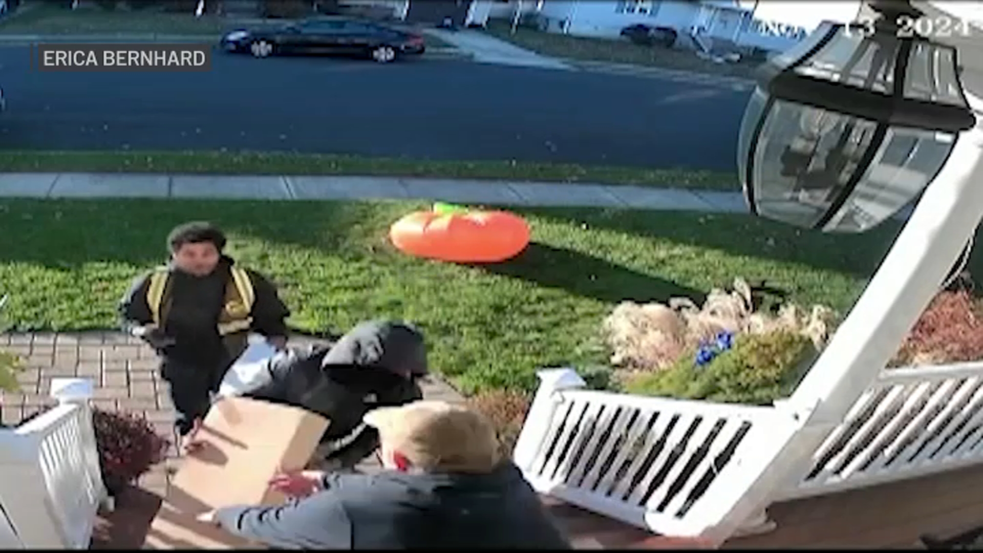 Video: Bundle thief strikes mid-delivery at Lengthy Island home, in entrance of household Video: Bundle thief strikes mid-delivery at Lengthy Island home, in entrance of household