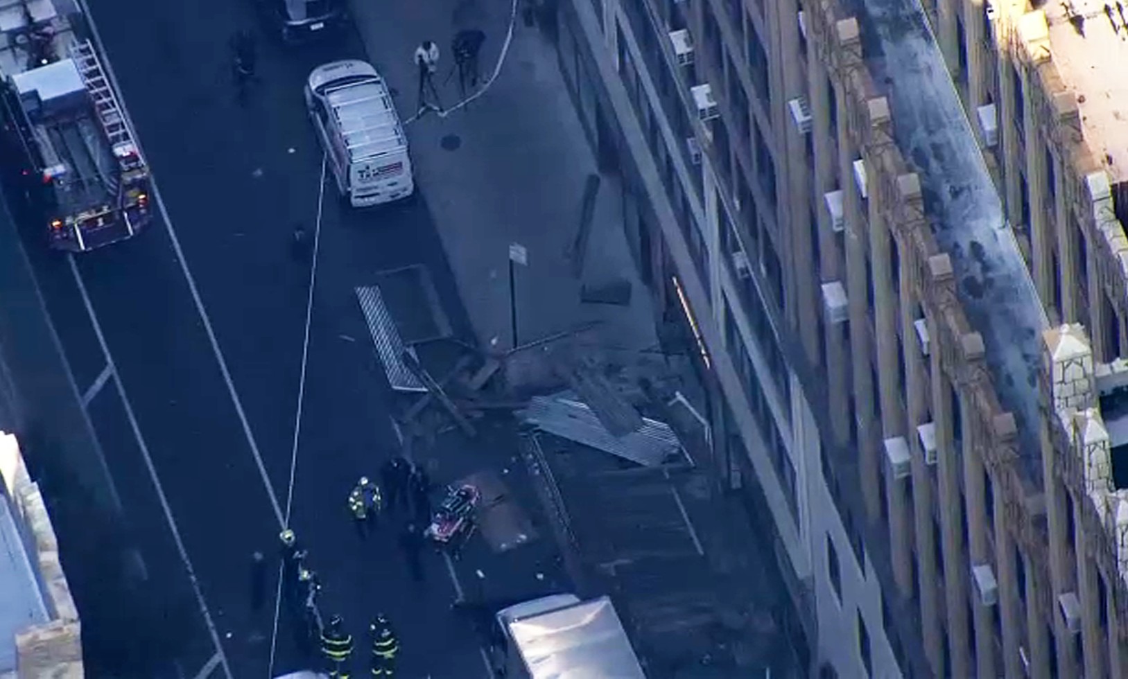 Scaffold collapse in Manhattan prompts massive emergency response Scaffold collapse in Manhattan prompts massive emergency response