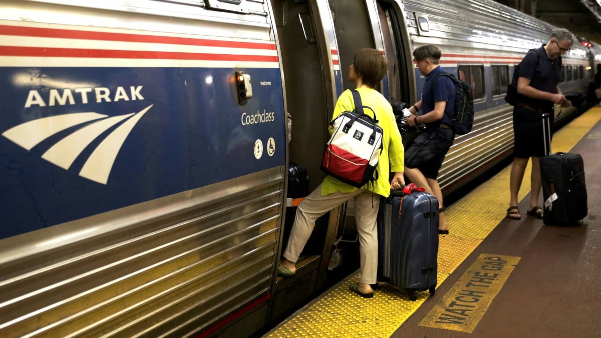 Amtrak temporarily suspends Northeast Corridor service days before
