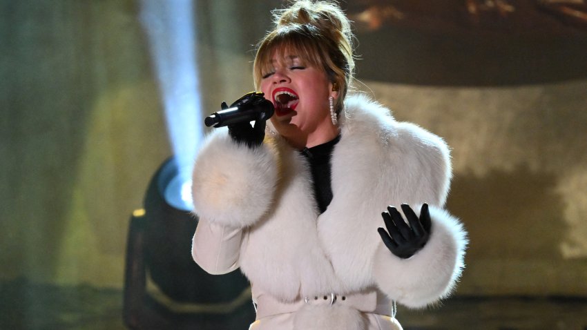 US singer Kelly Clarkson performs during the Rockefeller Center’s annual Christmas Tree lighting ceremony in New York, November 29, 2023. (Photo by ANGELA WEISS / AFP) (Photo by ANGELA WEISS/AFP via Getty Images)